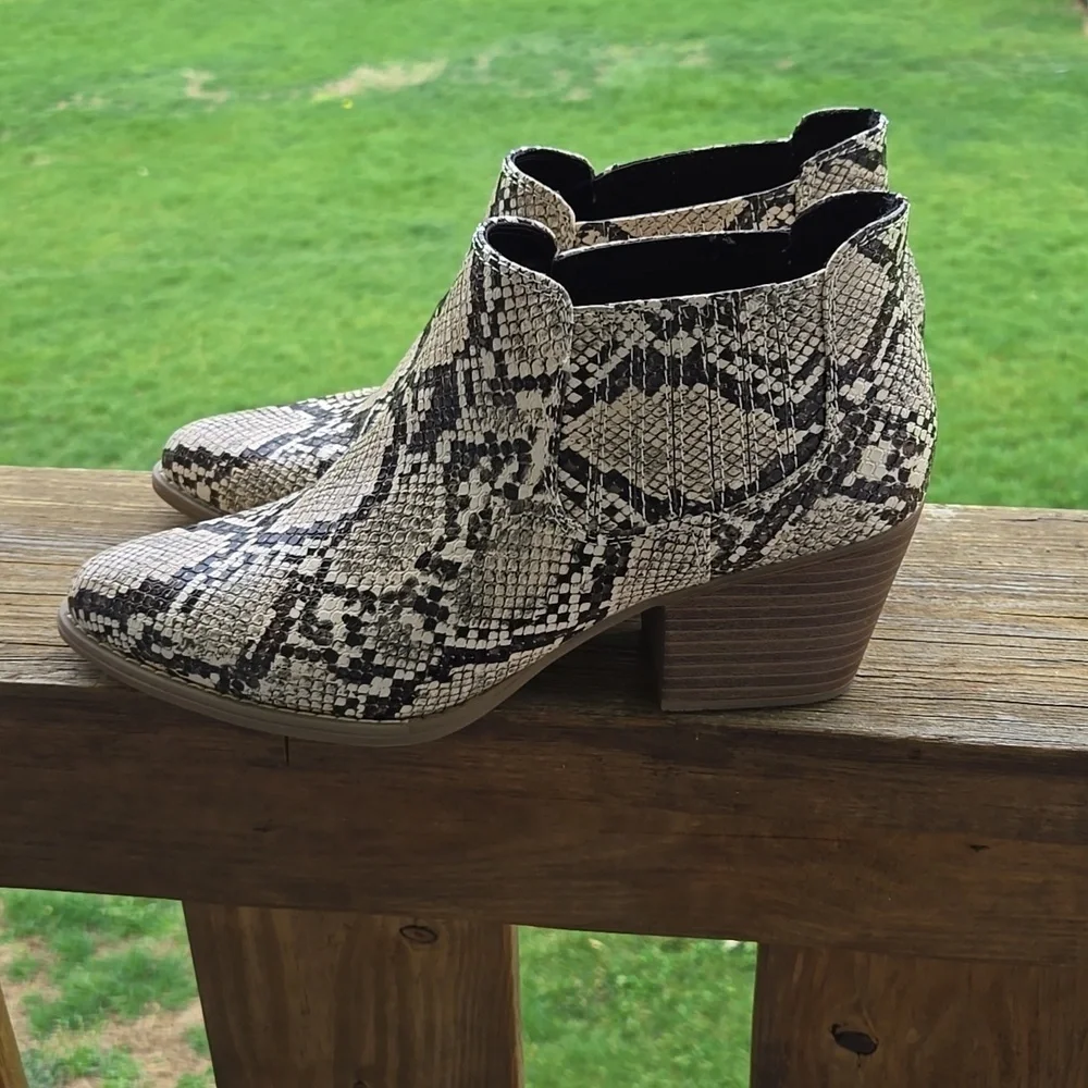 A.N.A Faux Snakeskin Ankle Boots Booties Memory Foam Like New Condition Womens 9